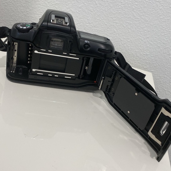 Nikon F60 35mm Slr Film Camera Body W/ Strap Auto & Manual Focus - Picture 6 of 10